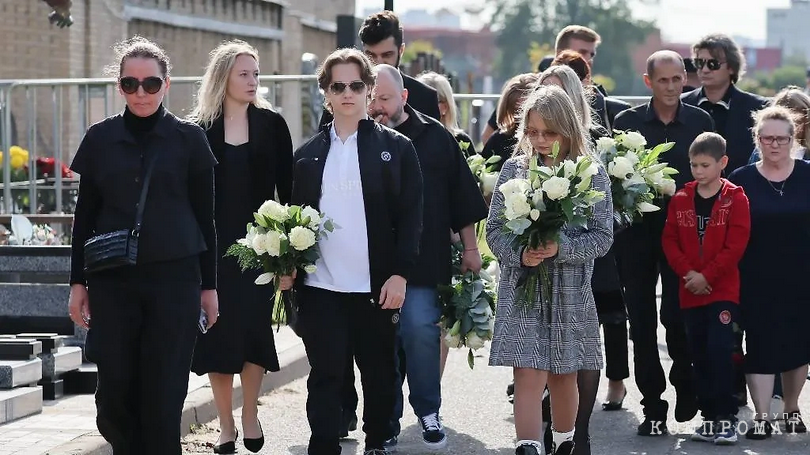 Widow of the lead singer of the group “Tender May” Yuri Shatunov Svetlana with children Dennis and Estella