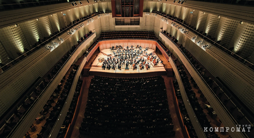 The famous four-level KKL seats almost 2 thousand people; this performance of an opera diva could bring the organizers about 60 million rubles at the exchange rate