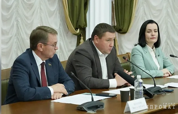 Former deputy mayor of Sochi Oleg Burlev (center)