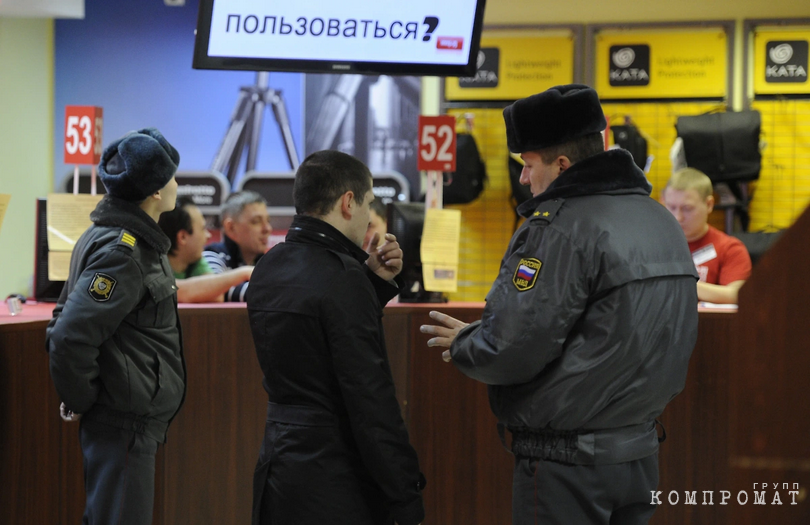 Police officers in the building of the online store Pleer.ru.