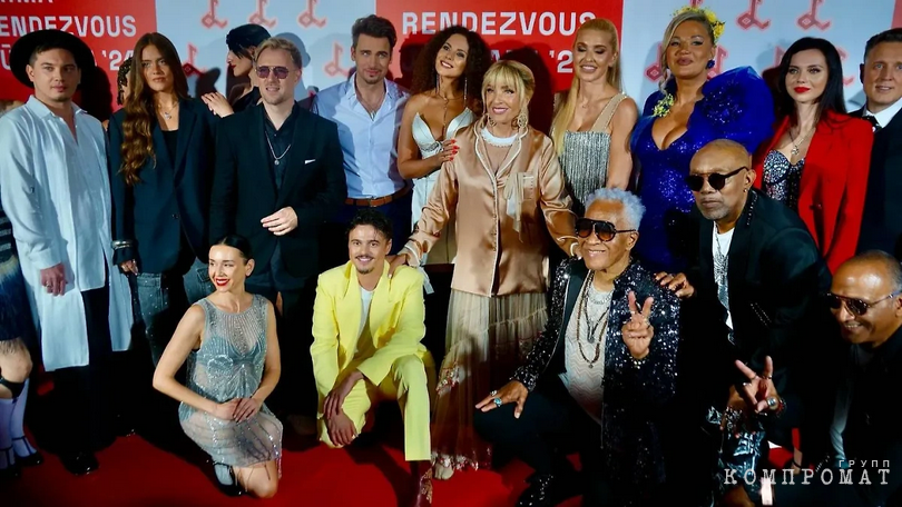 Hostess of the festival Laima Vaikule and its participants. In the bottom right corner are three black artists from Londonbeat. Their glory ended back in the 90s. It’s strange that there was no place for the Swiss Nemo, who performed in elegant skirts, here